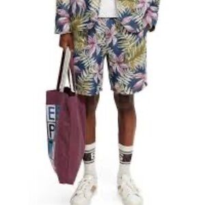 Twilt Pleated Chino Shorts in Floral by Scotch and Soda Amsterdam (29)